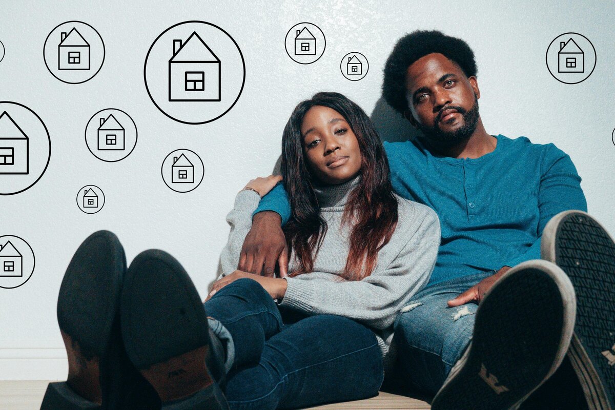 Pariskunta tutkii asuntolainatarjouksia pöydän ääressä